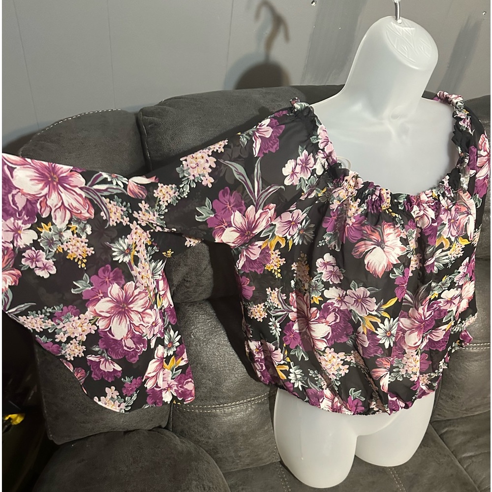 Ladies Blouse 👚 - Picture 3 of 4